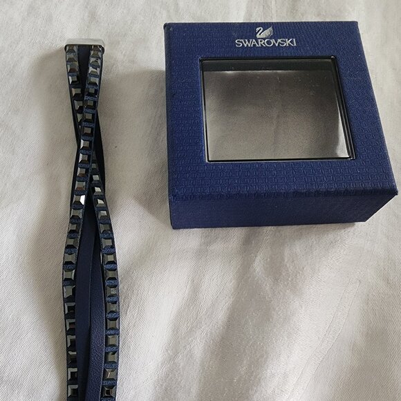 SWAROVSKI CELEB BRACELET WITH SQUARE CRYSTAL NAVY LEATHER STRAPS - Picture 1 of 4
